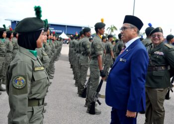 PELATIH kursus pegawai wanita melakukan perbarisan lintas hormat sempena Majlis Tamat Latihan Kursus Asas Pegawai AKPS di Pusat Latihan Polis Segamat, di sini. UTUSAN/RAJA JAAFAR ALI