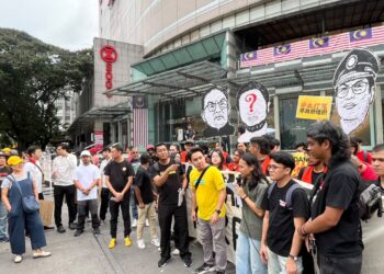 LEBIH 150 individu berhimpun di hadapan pusat beli-belah Sogo di sini bagi menyuarakan bantahan terhadap dakwaan kewujudan mafia korporat.
