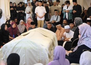 Ahli keluarga dan kenalan terdekat turut hadir bagi memberikan penghormatan terakhir kepada Allahyarhamah Dr. Siti Hasmah.