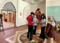 PETUGAS media mula berkumpul di pekarangan Menara MAINS, Seremban lokasi kesemua 10 Exco Kerajaan Negeri Sembilan memberi keterangan kepada pihak polis hari ini.-UTUSAN/ NOR SHAFIQAH MOHD GHAZALI
