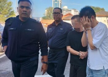 ONG Kah Meng (kanan) mengaku tidak bersalah atas empat pertuduhan pecah amanah membabitkan wang tunai berjumlah RM19,361 ketika dihadapkan ke Mahkamah Sesyen George Town, Pulau Pinang hari ini.-UTUSAN/SAFINA RAMLI