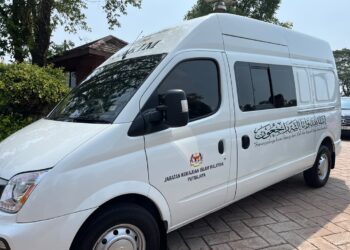 Jenazah Tun Dr. Siti Hasmah Mohamad Ali dibawa keluar dari kediamannya di Mines Resort City, di sini sekita pukul 2.47 petang untuk disolatkan di Masjid As-Syarif, Taman Sungai Besi Indah.