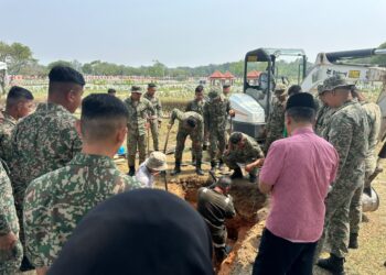 Pusara Allahyarham terletak bersebelahan pusara Allahyarham Tun Endon Mahmood, isteri kepada bekas Perdana Menteri, Tun Abdullah Ahmad Badawi.