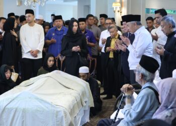 AHMAD Zahid Hamidi turut menziarahi jenazah Allahyarham Dr. Siti Hasmah di kediaman di The Mines Residence, Seri Kembangan, Selangor semalam. – UTUSAN/AMIR KHALID