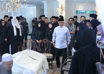 Sultan Pahang, Al-Sultan Abdullah Ri’ayatuddin Al-Mustafa Billah Shah diiringi Tunku Azizah Aminah Maimunah Iskandariah menziarah jenazah Allahyarhamah Tun Dr Siti Hasmah Mohamad Ali di kediaman Tun Dr Mahathir Mohamad di The Mines Residence.-UTUSAN/AMIR KHALID