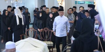 Sultan Pahang, Al-Sultan Abdullah Ri’ayatuddin Al-Mustafa Billah Shah diiringi Tunku Azizah Aminah Maimunah Iskandariah menziarah jenazah Allahyarhamah Tun Dr Siti Hasmah Mohamad Ali di kediaman Tun Dr Mahathir Mohamad di The Mines Residence.-UTUSAN/AMIR KHALID
