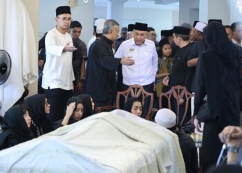 Timbalan Perdana Menteri, Datuk Seri Dr Ahmad Zahid Hamidi menziarah jenazah Allahyarhamah Tun Dr Siti Hasmah Mohamad Ali di kediaman Tun Dr Mahathir Mohamad di The Mines Residence.-UTUSAN/AMIR KHALID