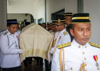 Jenazah Allaharyamah Tun Siti Hasmah Mohamad Ali tiba di Masjid As-Syarif Taman Sungai Besi Indah.-UTUSAN/MUHAMAD IQBAL ROSLI
