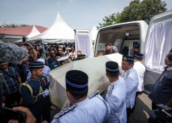 Jenazah Tun Siti Hasmah Mohamad Ali tiba di Masjid As-Syarif Taman Sungai Besi Indah.-UTUSAN/MUHAMAD IQBAL ROSLI