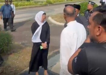 Hannah Yeoh tiba di perkarangan Tanah Perkuburan Islam Presint 20, Putrajaya.