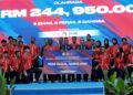 MOHD. HAIRI Mad Shah menyampaikan insentif kepada pasukan olahraga pada Majlis Penyerahan Insentif Kemenangan Kontinjen Johor di Temasya Sukma dan Para Sukma Selangor di Majlis Bandaraya Iskandar Puteri disini. UTUSAN/RAJA JAAFAR ALI