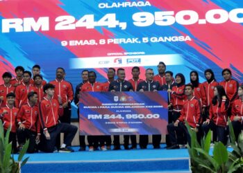 MOHD. HAIRI Mad Shah menyampaikan insentif kepada pasukan olahraga pada Majlis Penyerahan Insentif Kemenangan Kontinjen Johor di Temasya Sukma dan Para Sukma Selangor di Majlis Bandaraya Iskandar Puteri disini. UTUSAN/RAJA JAAFAR ALI