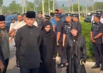 TUNKU Azizah Aminah Maimunah Iskandariah dan Tengku Hassanal Ibrahim tiba di perkarangan Tanah Perkuburan Islam Presint 20, Putrajaya.