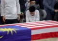 DR Mahathir Mohamad kelihatan sugul di samping jenazah Dr Siti Hasmah Mohd Ali di Masjid As-Syarif, Taman Sungai Besi Indah.-UTUSAN/FARIZ RUSADIO