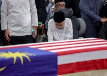 DR Mahathir Mohamad kelihatan sugul di samping jenazah Dr Siti Hasmah Mohd Ali di Masjid As-Syarif, Taman Sungai Besi Indah.-UTUSAN/FARIZ RUSADIO