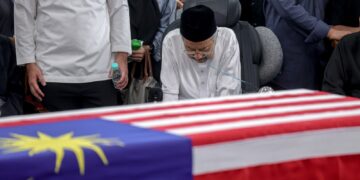 DR Mahathir Mohamad kelihatan sugul di samping jenazah Dr Siti Hasmah Mohd Ali di Masjid As-Syarif, Taman Sungai Besi Indah.-UTUSAN/FARIZ RUSADIO