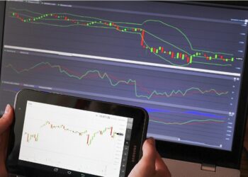 Kos jarang melonjak sekali gus. Lebih kerap, ia meningkat sedikit demi sedikit. Bil pengangkutan naik sedikit, pembekal mahu bayaran dalam dolar, dan ringgit kebetulan melemah sejurus sebelum invois itu perlu dijelaskan. Bagi perniagaan Malaysia, terutamanya pengimport dan syarikat yang menggerakkan barangan ke seluruh negara, perubahan kecil ini boleh bertimbun dengan pantas secara mengejutkan. Apabila seseorang menyedari margin telah mengecil, kerosakannya mungkin sudah pun tercatat dalam akaun bulan ini.