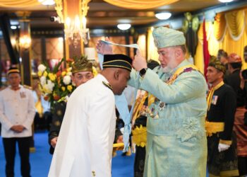 Sultan Muhammad V berkenan mengurniakan Darjah Kebesaran Jiwa Mahkota Kelantan (SJMK) kepada R. Ramanan.