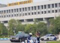 KENDERAAN yang membawa Tuanku Muhriz Tuanku Munawir tiba ke Istana Hinggap, Negeri Sembilan.-UTUSAN/ MOHD SHAHJEHAN MAAMIN