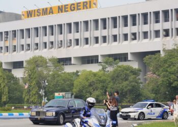 KENDERAAN yang membawa Tuanku Muhriz Tuanku Munawir tiba ke Istana Hinggap, Negeri Sembilan.-UTUSAN/ MOHD SHAHJEHAN MAAMIN