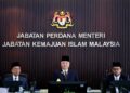 Sultan Nazrin Muizzuddin Shah (tengah)