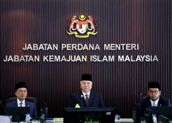 Sultan Nazrin Muizzuddin Shah (tengah)