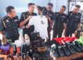 S. JEGAN (tengah) bersama sebahagian daripada barangan berjenama tiruan yang dirampas semasa program pelupusan barangan tersebut di Kompleks Penyimpanan Ekshibit KPDN di Jalan Bukit Minyak, Bukit Mertajam, Pulau Pinang.-UTUSAN/DANIAL SAAD