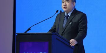 MENTERI Pengangkutan, Anthony Loke Siew Fook (tengah) melancarkan Maratime Career Initiative pada perasmian Malaysia Maritime Week 2026 di Pusat Konvensyen Kuala Lumpur di sini hari ini.