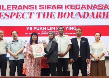 LIM Hui Ying (tiga dari kiri) ketika menghadiri program Toleransi Sifar Keganasan : 'Respect the Boundaries' di Sekolah Menengah Jenis Kebangsaan (SMJK) Chung Ling, Butterworth, Pulau Pinang.-UTUSAN/DANIAL SAAD