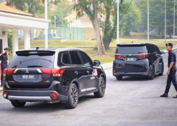 Menteri Besar Negeri Sembilan,  Ismail Lasim, dipercayai menaiki kereta pelbgaai guna MPV ketika menghadap Yang di-Pertuan Besar Negeri Sembilan, Tuanku Muhriz Almarhum Tuanku Munawir di Istana Hinggap, hari ini.-GAMBAR : MOHD SHAHJEHAN MAAMIN.