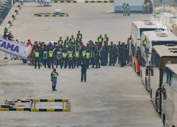 PROGRAM penghantaran pulang fasa pertama melibatkan 1,476 tahanan warga Myanmar dengan menggunakan tiga kapal termasuk sebuah kapal hospital milik Tentera Laut Myanmar. - FOTO: KDN