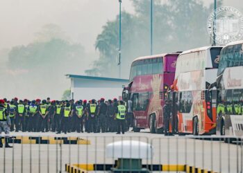 SERAMAI 1,476 individu warga Myanmar dihantar pulang ke negara asal dalam fasa pertama program penghantaran pulang, hari ini. - FOTO: KDN