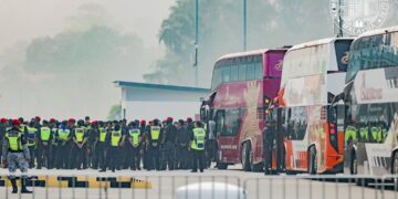 SERAMAI 1,476 individu warga Myanmar dihantar pulang ke negara asal dalam fasa pertama program penghantaran pulang-FOTO: KDN
