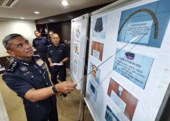 ALZAFNY Ahmad menunjukkan beberapa gambar berkaitan gambar semasa sidang akhbar di IPK Negeri Sembilan di Seremban hari ini.-UTUSAN/MOHD. SHAHJEHAN MAAMIN