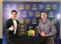 Oktavianus (kanan) bersama anugerah yang dimenangi pada Putra Aria Brand Awards 2025 anjuran Persatuan Agensi Pengiklanan Bertauliah Malaysia (4As), baru-baru ini.
