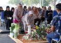 ORANG ramai menziarahi pusara Allahyarhamah Tun Dr Siti Hasmah Mohamad Ali di Pusara Negara, Presint 20. - UTUSAN/FAISOL MUSTAFA