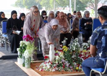 ORANG ramai menziarahi pusara Allahyarhamah Tun Dr Siti Hasmah Mohamad Ali di Pusara Negara, Presint 20. - UTUSAN/FAISOL MUSTAFA