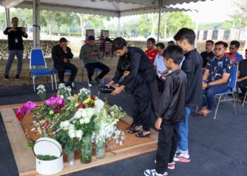 ORANG ramai menziarahi pusara Allahyarhamah Tun Dr Siti Hasmah Mohamad Ali di Pusara Negara, Presint 20. - UTUSAN/FAISOL MUSTAFA