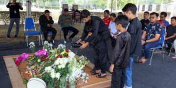 ORANG ramai menziarahi pusara Allahyarhamah Tun Dr Siti Hasmah Mohamad Ali di Pusara Negara, Presint 20. - UTUSAN/FAISOL MUSTAFA
