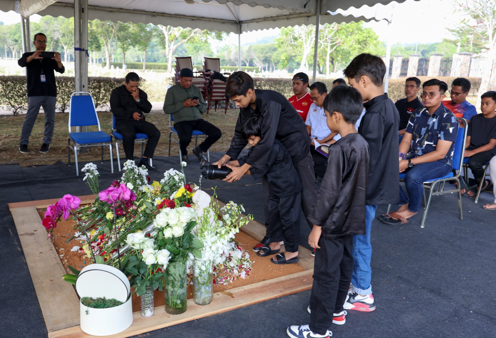 Pusara Tun Hasmah terus diziarahi, rakyat hadir dengan doa dan rindu Pusara Tun Hasmah terus diziarahi, rakyat hadir dengan doa dan rindu