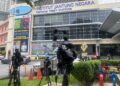 PENGAMAL media berkumpul di Institut Jantung Negara (IJN) bagi mengikuti perkembangan kesihatan Tun Dr. Mahathir Mohamad. - UTUSAN/ARIF AIMAN ASROL