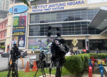 PENGAMAL media berkumpul di Institut Jantung Negara (IJN) bagi mengikuti perkembangan kesihatan Tun Dr. Mahathir Mohamad. - UTUSAN/ARIF AIMAN ASROL