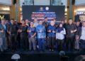 ASYRAF Wajdi Dusuki (tengah) bersama rakan strategik selepas Majlis Pra Pelancaran Mara Automotive Ecosystem 2026 (MATEC 2026) di Busana Mara, Kuala Lumpur hari ini.
