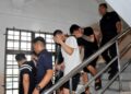SEMBILAN lelaki warga tempatan antara 15 ahli sindiket yang didakwa di Mahkamah Majistret Johor Bahru, hari ini atas pertuduhan menawarkan pekerjaan tidak wujud secara dalam talian. - UTUSAN/RAJA JAAFAR ALI