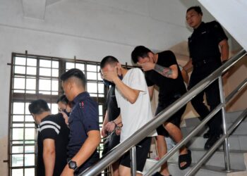 SEMBILAN lelaki warga tempatan antara 15 ahli sindiket yang didakwa di Mahkamah Majistret Johor Bahru, hari ini atas pertuduhan menawarkan pekerjaan tidak wujud secara dalam talian. - UTUSAN/RAJA JAAFAR ALI