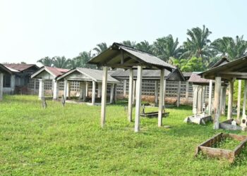 BINAAN seperti rumah dibina di atas kubur yang terdapat di Tanah Perkuburan Islam Kampung Ubai, Pekan, Pahang yang dipercayai berkait dengan ajaran atau amalan tertentu sebilangan penduduk kampung berkenaan.– UTUSAN/SHAIKH AHMAD RAZIF