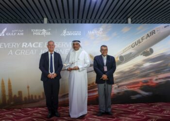 HASBI Habibollah bersama Duta Bahrain ke Malaysia, Dr. Waleed Khalifa Al Manea (tengah) dan Ketua Pegawai Eksekutif Gulf Air, Martin Gauss (kiri) bergambar bersama replika pesawat Gulf Air ketika melancarkan pada majlis penerbangan sulung Gulf Air ke Malaysia di Lapangan Terbang Antarabangsa Kuala Lumpur (KLIA) Terminal 1, Sepang. - UTUSAN/FAISOL MUSTAFA