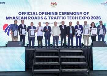 ALEXANDER Nanta Linggi (enam kiri) bersama Timbalan Menteri Kerja Raya, Datuk Seri Ahmad Maslan (lima kiri) pada Majlis Perasmian My ASEAN Roads and Traffic Tech Expo (MyARTTE) 2026 di Pusat Pameran dan Dagangan Antarabangsa Malaysia (MITEC) di sini hari ini. - UTUSAN/FARIZ RUSADIO