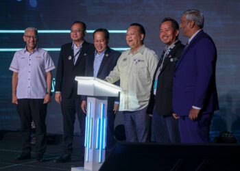 ALEXANDER Nanta Linggi (tiga kanan) melakukan gimik Perasmian My ASEAN Roads and Traffic Tech Expo (MyARTTE) 2026 di Pusat Pameran dan Dagangan Antarabangsa Malaysia (MITEC) di sini hari ini. - UTUSAN/FARIZ RUSADIO
