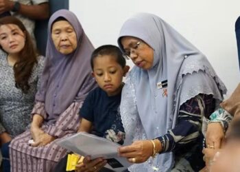 Aiman Athirah (kanan) menyantuni dan menziarahi Muhammad Aqil di kediaman keluarganya di Salak Tinggi, Sepang.
